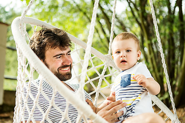 포토 JPG 주간 서양인 외국인 남자 아들 가족 미소 사람 앉기 상반신 성인 야외 두명 앞모습 캐주얼 여름 금발 화목 아기 가족라이프 아빠 즐거움 그네 체코 놀기 부자지간 남자만 국내포토 자연요소 라이프스타일 헤어스타일 옷 계절 감정 유럽 뷰포인트 컨셉 관계 모션 표정 인종 파일형식