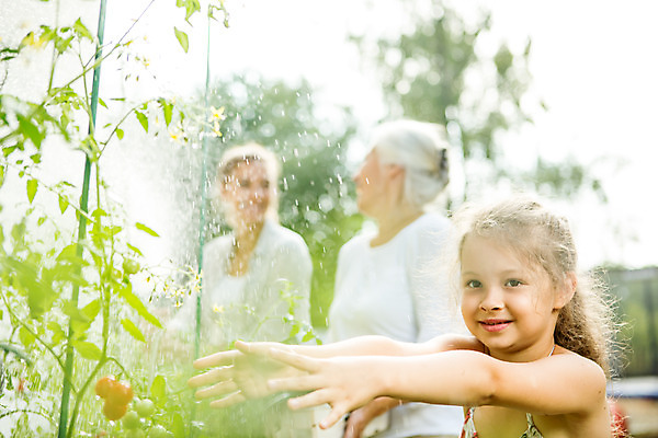 포토 JPG 주간 서양인 외국인 식물 응시 여자 열매 할머니 어린이 가족 자연 엄마 대가족 서기 미소 사람 상반신 20대 성인 야외 옆모습 캐주얼 세명 여름 금발 화목 백발 가족라이프 60대 즐거움 체코 손뻗기 열매따기 여자만 국내포토 자연요소 라이프스타일 헤어스타일 시선 옷 계절 노년 감정 유럽 뷰포인트 컨셉 관계 모션 표정 인종 청년 생태계 파일형식