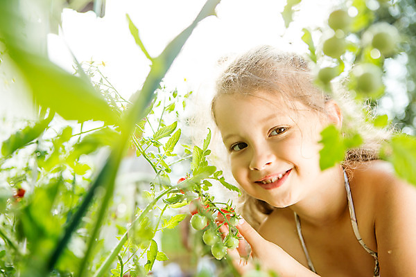 포토 JPG 주간 서양인 외국인 식물 응시 여자 열매 어린이 자연 한명 서기 미소 사람 소녀 상반신 야외 앞모습 캐주얼 여름 금발 잡기 즐거움 체코 소녀한명만 국내포토 자연요소 1 헤어스타일 시선 옷 계절 감정 유럽 뷰포인트 모션 표정 인종 생태계 여자한명만 소녀만 파일형식