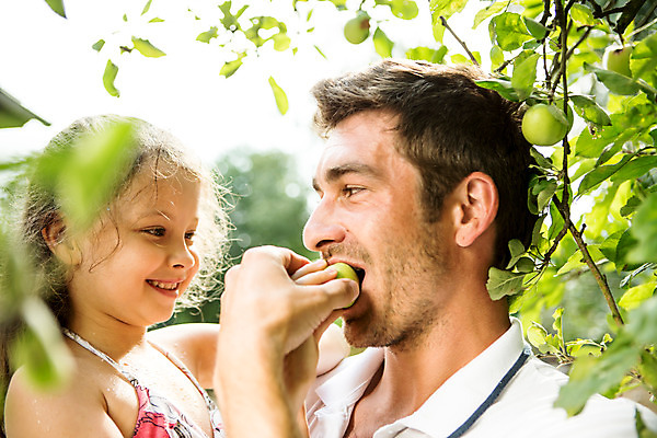 포토 JPG 주간 서양인 외국인 식물 응시 여자 열매 남자 딸 어린이 가족 안기 자연 서기 미소 들기 사람 상반신 성인 야외 두명 옆모습 캐주얼 여름 30대 금발 마주보기 화목 가족라이프 아빠 먹기 즐거움 체코 손뻗기 부녀 국내포토 자연요소 라이프스타일 헤어스타일 시선 옷 계절 감정 유럽 뷰포인트 컨셉 관계 모션 표정 인종 장년 생태계 파일형식