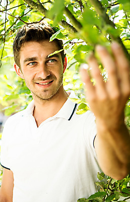 포토 JPG 주간 서양인 외국인 식물 응시 남자 잎 자연 한명 서기 미소 사람 상반신 야외 앞모습 여름 30대 잡기 즐거움 체코 성인남자한명만 국내포토 자연요소 1 시선 계절 감정 유럽 뷰포인트 모션 표정 인종 장년 생태계 남자한명만 성인남자만 파일형식