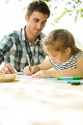포토 JPG 주간 서양인 외국인 응시 여자 남자 딸 어린이 가족 사람 앉기 상반신 성인 야외 두명 옆모습 캐주얼 여름 30대 금발 펜 화목 가족라이프 아빠 집중 즐거움 체코 부녀 국내포토 자연요소 라이프스타일 헤어스타일 시선 옷 계절 감정 유럽 뷰포인트 컨셉 관계 모션 인종 장년 필기구 파일형식