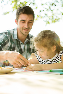 포토 JPG 주간 서양인 외국인 응시 여자 남자 딸 어린이 가족 사람 앉기 상반신 성인 야외 두명 옆모습 캐주얼 여름 30대 금발 펜 화목 가족라이프 아빠 집중 즐거움 체코 부녀 국내포토 자연요소 라이프스타일 헤어스타일 시선 옷 계절 감정 유럽 뷰포인트 컨셉 관계 모션 인종 장년 필기구 파일형식