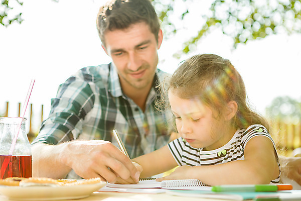 포토 JPG 주간 서양인 외국인 응시 여자 남자 딸 어린이 가족 사람 앉기 상반신 성인 야외 두명 옆모습 캐주얼 여름 30대 금발 펜 화목 가족라이프 아빠 집중 즐거움 체코 부녀 국내포토 자연요소 라이프스타일 헤어스타일 시선 옷 계절 감정 유럽 뷰포인트 컨셉 관계 모션 인종 장년 필기구 파일형식