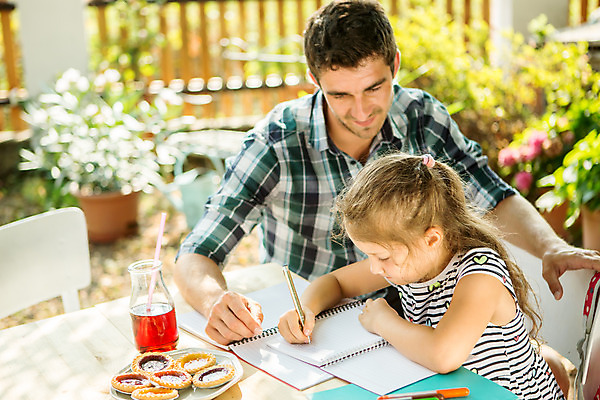 포토 JPG 주간 서양인 외국인 응시 여자 남자 딸 어린이 가족 사람 앉기 상반신 성인 야외 두명 옆모습 캐주얼 여름 30대 하이앵글 금발 펜 화목 주스 가족라이프 아빠 집중 즐거움 체코 부녀 국내포토 자연요소 라이프스타일 헤어스타일 시선 옷 계절 감정 유럽 음료 뷰포인트 컨셉 관계 모션 인종 장년 필기구 파일형식