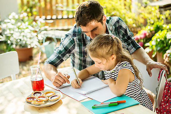 포토 JPG 주간 서양인 외국인 응시 여자 남자 딸 어린이 가족 사람 앉기 상반신 성인 야외 두명 옆모습 캐주얼 여름 30대 금발 펜 화목 주스 가족라이프 아빠 집중 즐거움 체코 부녀 국내포토 자연요소 라이프스타일 헤어스타일 시선 옷 계절 감정 유럽 음료 뷰포인트 컨셉 관계 모션 인종 장년 필기구 파일형식