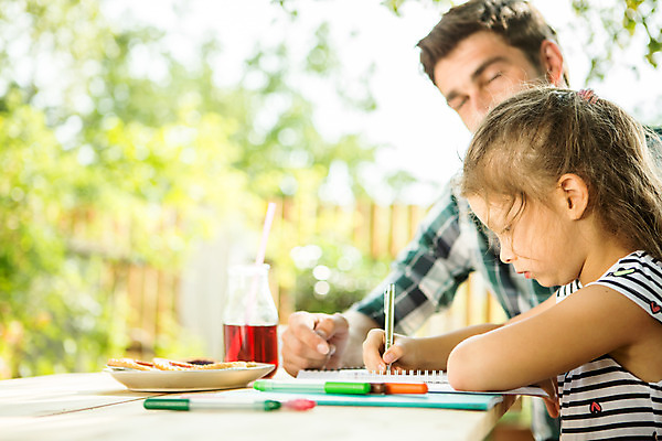 포토 JPG 주간 서양인 외국인 응시 여자 남자 딸 어린이 가족 사람 앉기 상반신 성인 야외 두명 옆모습 캐주얼 여름 30대 금발 펜 화목 주스 가족라이프 아빠 집중 즐거움 체코 부녀 국내포토 자연요소 라이프스타일 헤어스타일 시선 옷 계절 감정 유럽 음료 뷰포인트 컨셉 관계 모션 인종 장년 필기구 파일형식