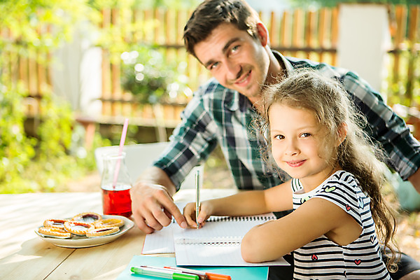 포토 JPG 주간 서양인 외국인 응시 여자 남자 딸 어린이 가족 미소 사람 앉기 상반신 성인 야외 두명 옆모습 캐주얼 여름 30대 금발 펜 화목 주스 가족라이프 아빠 즐거움 체코 타르트 부녀 국내포토 자연요소 라이프스타일 헤어스타일 시선 옷 계절 감정 유럽 음료 빵 뷰포인트 컨셉 관계 모션 표정 인종 장년 필기구 파이_빵 파일형식
