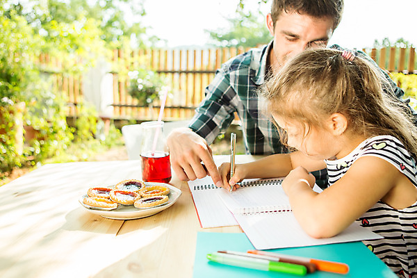 포토 JPG 주간 서양인 외국인 응시 여자 남자 딸 어린이 가족 사람 앉기 상반신 성인 야외 두명 옆모습 캐주얼 여름 30대 금발 펜 화목 주스 가족라이프 아빠 즐거움 체코 타르트 부녀 국내포토 자연요소 라이프스타일 헤어스타일 시선 옷 계절 감정 유럽 음료 빵 뷰포인트 컨셉 관계 모션 인종 장년 필기구 파이_빵 파일형식