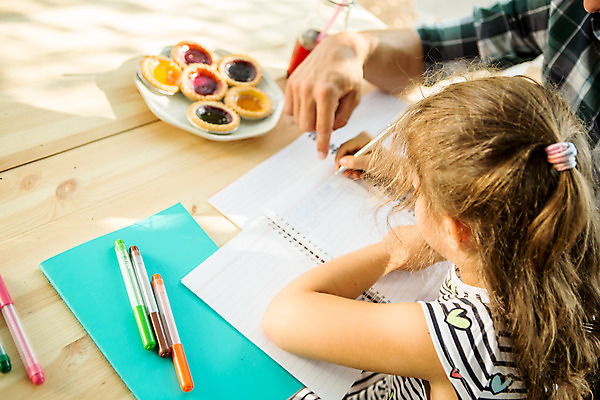 포토 JPG 주간 서양인 외국인 응시 여자 남자 딸 어린이 가족 사람 앉기 상반신 성인 야외 두명 옆모습 캐주얼 여름 30대 하이앵글 금발 펜 화목 주스 가족라이프 아빠 즐거움 체코 타르트 부녀 국내포토 자연요소 라이프스타일 헤어스타일 시선 옷 계절 감정 유럽 음료 빵 뷰포인트 컨셉 관계 모션 인종 장년 필기구 파이_빵 파일형식