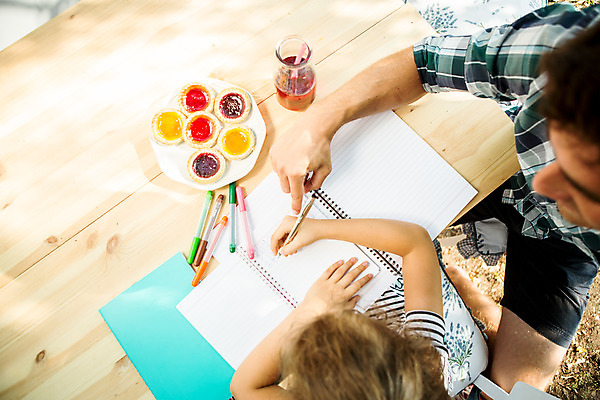 포토 JPG 주간 서양인 외국인 응시 여자 남자 딸 어린이 가족 사람 앉기 상반신 성인 야외 두명 옆모습 캐주얼 여름 30대 하이앵글 금발 펜 화목 주스 가족라이프 아빠 즐거움 체코 타르트 부녀 국내포토 자연요소 라이프스타일 헤어스타일 시선 옷 계절 감정 유럽 음료 빵 뷰포인트 컨셉 관계 모션 인종 장년 필기구 파이_빵 파일형식