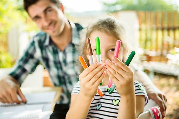 포토 JPG 주간 서양인 외국인 응시 여자 남자 딸 어린이 가족 미소 사람 앉기 상반신 성인 야외 두명 앞모습 캐주얼 여름 30대 금발 펜 화목 가족라이프 아빠 즐거움 체코 부녀 국내포토 자연요소 라이프스타일 헤어스타일 시선 옷 계절 감정 유럽 뷰포인트 컨셉 관계 모션 표정 인종 장년 필기구 파일형식