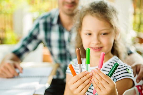 포토 JPG 주간 서양인 외국인 응시 여자 남자 딸 어린이 가족 미소 사람 앉기 상반신 성인 야외 두명 앞모습 캐주얼 여름 30대 금발 펜 화목 가족라이프 아빠 즐거움 체코 부녀 국내포토 자연요소 라이프스타일 헤어스타일 시선 옷 계절 감정 유럽 뷰포인트 컨셉 관계 모션 표정 인종 장년 필기구 파일형식
