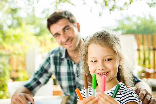 포토 JPG 주간 서양인 외국인 응시 여자 남자 딸 어린이 가족 미소 사람 앉기 상반신 성인 야외 두명 앞모습 캐주얼 여름 30대 금발 펜 화목 가족라이프 아빠 즐거움 체코 부녀 국내포토 자연요소 라이프스타일 헤어스타일 시선 옷 계절 감정 유럽 뷰포인트 컨셉 관계 모션 표정 인종 장년 필기구 파일형식