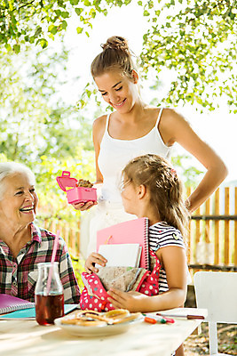 포토 JPG 주간 서양인 외국인 응시 여자 할머니 어린이 가방 가족 엄마 대가족 서기 미소 사람 앉기 상반신 20대 성인 야외 옆모습 책 캐주얼 세명 여름 하이앵글 금발 화목 백발 가족라이프 60대 즐거움 체코 필통 여자만 국내포토 자연요소 라이프스타일 헤어스타일 시선 잡화 옷 계절 노년 감정 유럽 뷰포인트 컨셉 관계 모션 학용품 표정 인종 청년 파일형식