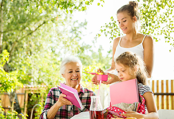 포토 JPG 주간 서양인 외국인 응시 여자 할머니 어린이 가방 가족 엄마 대가족 서기 미소 사람 앉기 상반신 20대 성인 야외 옆모습 책 캐주얼 세명 여름 하이앵글 금발 화목 백발 가족라이프 60대 즐거움 체코 필통 여자만 국내포토 자연요소 라이프스타일 헤어스타일 시선 잡화 옷 계절 노년 감정 유럽 뷰포인트 컨셉 관계 모션 학용품 표정 인종 청년 파일형식