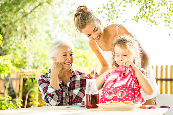 포토 JPG 주간 서양인 외국인 응시 여자 할머니 어린이 가방 가족 엄마 대가족 서기 미소 사람 앉기 상반신 20대 성인 야외 옆모습 책 캐주얼 세명 여름 금발 화목 백발 가족라이프 60대 즐거움 체코 필통 여자만 국내포토 자연요소 라이프스타일 헤어스타일 시선 잡화 옷 계절 노년 감정 유럽 뷰포인트 컨셉 관계 모션 학용품 표정 인종 청년 파일형식
