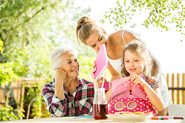 포토 JPG 주간 서양인 외국인 응시 여자 할머니 어린이 가방 가족 엄마 대가족 서기 미소 사람 앉기 상반신 20대 성인 야외 옆모습 책 캐주얼 세명 여름 금발 화목 백발 가족라이프 60대 즐거움 체코 필통 여자만 국내포토 자연요소 라이프스타일 헤어스타일 시선 잡화 옷 계절 노년 감정 유럽 뷰포인트 컨셉 관계 모션 학용품 표정 인종 청년 파일형식