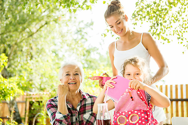 포토 JPG 주간 서양인 외국인 응시 여자 할머니 어린이 가방 가족 엄마 대가족 서기 미소 사람 앉기 상반신 20대 성인 야외 옆모습 책 캐주얼 세명 여름 하이앵글 금발 화목 백발 가족라이프 60대 즐거움 체코 필통 여자만 국내포토 자연요소 라이프스타일 헤어스타일 시선 잡화 옷 계절 노년 감정 유럽 뷰포인트 컨셉 관계 모션 학용품 표정 인종 청년 파일형식