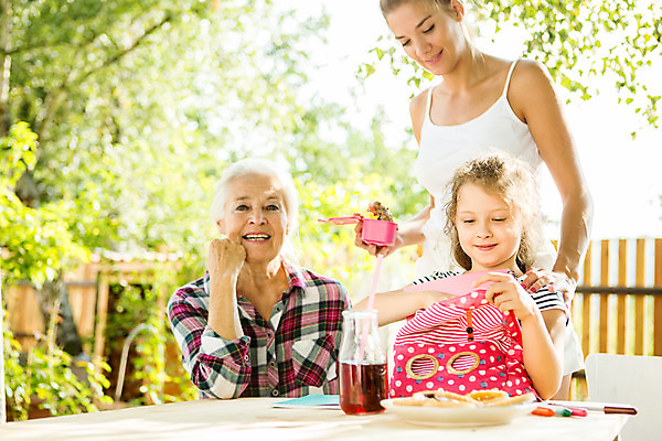 포토 JPG 주간 서양인 외국인 응시 여자 할머니 어린이 가방 가족 엄마 대가족 서기 미소 사람 앉기 상반신 20대 성인 야외 옆모습 책 캐주얼 세명 여름 하이앵글 금발 화목 백발 가족라이프 60대 즐거움 체코 필통 여자만 국내포토 자연요소 라이프스타일 헤어스타일 시선 잡화 옷 계절 노년 감정 유럽 뷰포인트 컨셉 관계 모션 학용품 표정 인종 청년 파일형식