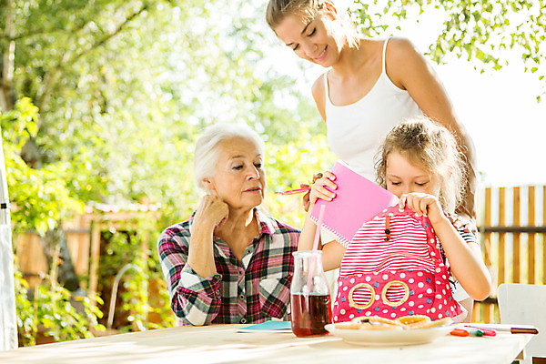 포토 JPG 주간 서양인 외국인 응시 여자 할머니 어린이 가방 가족 엄마 대가족 서기 미소 사람 앉기 상반신 20대 성인 야외 옆모습 책 캐주얼 세명 여름 금발 화목 백발 가족라이프 60대 즐거움 체코 필통 여자만 국내포토 자연요소 라이프스타일 헤어스타일 시선 잡화 옷 계절 노년 감정 유럽 뷰포인트 컨셉 관계 모션 학용품 표정 인종 청년 파일형식