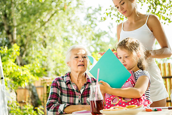 포토 JPG 주간 서양인 외국인 응시 여자 할머니 어린이 가방 가족 엄마 대가족 서기 미소 사람 앉기 상반신 20대 성인 야외 옆모습 책 캐주얼 세명 여름 금발 화목 백발 가족라이프 60대 즐거움 체코 필통 여자만 국내포토 자연요소 라이프스타일 헤어스타일 시선 잡화 옷 계절 노년 감정 유럽 뷰포인트 컨셉 관계 모션 학용품 표정 인종 청년 파일형식