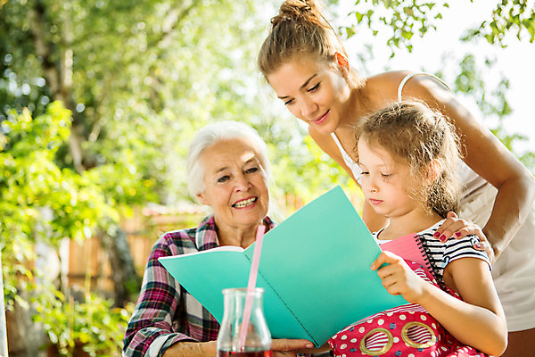 포토 JPG 주간 서양인 외국인 응시 여자 할머니 어린이 가방 가족 엄마 대가족 서기 미소 사람 앉기 상반신 20대 성인 야외 옆모습 책 캐주얼 세명 여름 금발 화목 백발 가족라이프 60대 즐거움 체코 필통 여자만 국내포토 자연요소 라이프스타일 헤어스타일 시선 잡화 옷 계절 노년 감정 유럽 뷰포인트 컨셉 관계 모션 학용품 표정 인종 청년 파일형식