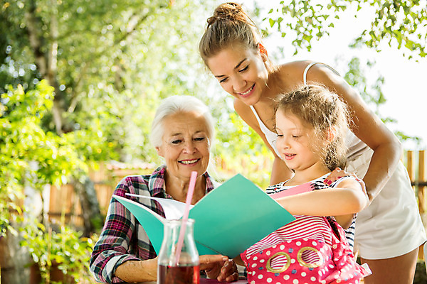 포토 JPG 주간 서양인 외국인 응시 여자 할머니 어린이 가방 가족 엄마 대가족 서기 미소 사람 앉기 상반신 20대 성인 야외 옆모습 책 캐주얼 세명 여름 금발 화목 백발 가족라이프 60대 즐거움 체코 필통 여자만 국내포토 자연요소 라이프스타일 헤어스타일 시선 잡화 옷 계절 노년 감정 유럽 뷰포인트 컨셉 관계 모션 학용품 표정 인종 청년 파일형식