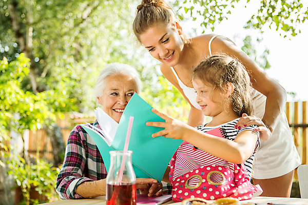 포토 JPG 주간 서양인 외국인 응시 여자 할머니 어린이 가방 가족 엄마 대가족 서기 미소 사람 앉기 상반신 20대 성인 야외 옆모습 책 캐주얼 세명 여름 금발 화목 백발 가족라이프 60대 즐거움 체코 필통 여자만 국내포토 자연요소 라이프스타일 헤어스타일 시선 잡화 옷 계절 노년 감정 유럽 뷰포인트 컨셉 관계 모션 학용품 표정 인종 청년 파일형식