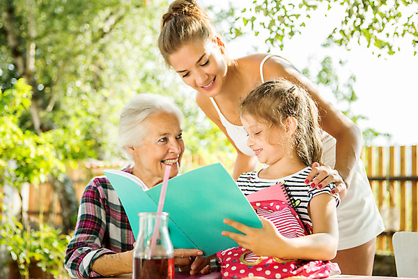 포토 JPG 주간 서양인 외국인 응시 여자 할머니 어린이 가방 가족 엄마 대가족 서기 미소 사람 앉기 상반신 성인 야외 옆모습 책 캐주얼 세명 여름 금발 화목 백발 가족라이프 즐거움 체코 필통 여자만 국내포토 자연요소 라이프스타일 헤어스타일 시선 잡화 옷 계절 노년 감정 유럽 뷰포인트 컨셉 관계 모션 학용품 표정 인종 파일형식