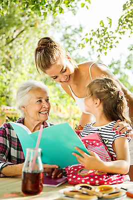 포토 JPG 주간 서양인 외국인 응시 여자 할머니 어린이 가방 가족 엄마 손녀 대가족 서기 미소 사람 상반신 20대 성인 야외 옆모습 책 캐주얼 세명 여름 금발 마주보기 화목 백발 가족라이프 60대 즐거움 체코 필통 여자만 국내포토 자연요소 라이프스타일 헤어스타일 시선 잡화 옷 계절 노년 감정 유럽 뷰포인트 컨셉 관계 모션 학용품 표정 인종 청년 손주 파일형식