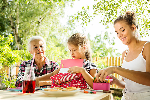 포토 JPG 주간 서양인 외국인 응시 여자 할머니 어린이 가방 가족 엄마 손녀 대가족 서기 미소 사람 앉기 상반신 성인 야외 옆모습 책 캐주얼 세명 여름 금발 화목 백발 가족라이프 즐거움 체코 필통 여자만 국내포토 자연요소 라이프스타일 헤어스타일 시선 잡화 옷 계절 노년 감정 유럽 뷰포인트 컨셉 관계 모션 학용품 표정 인종 손주 파일형식