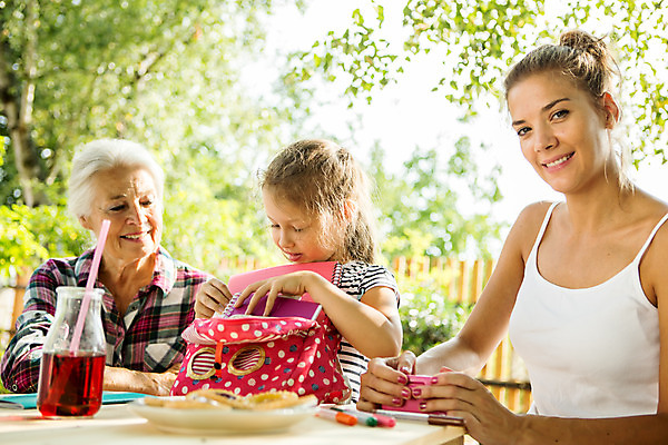 포토 JPG 주간 서양인 외국인 응시 여자 할머니 어린이 가방 가족 엄마 손녀 대가족 서기 미소 사람 앉기 소녀 상반신 20대 성인 야외 앞모습 옆모습 캐주얼 세명 여름 금발 화목 백발 가족라이프 60대 즐거움 체코 필통 여자만 국내포토 자연요소 라이프스타일 헤어스타일 시선 잡화 옷 계절 노년 감정 유럽 뷰포인트 컨셉 관계 모션 학용품 표정 인종 청년 손주 파일형식
