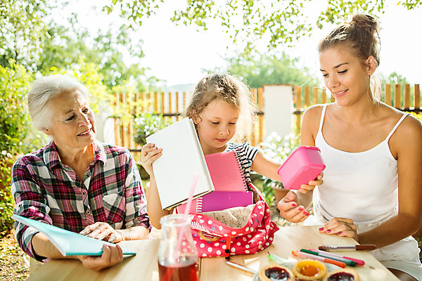 포토 JPG 주간 서양인 외국인 응시 여자 할머니 어린이 가방 가족 엄마 손녀 대가족 서기 미소 사람 앉기 소녀 상반신 20대 성인 야외 앞모습 옆모습 캐주얼 세명 여름 금발 화목 백발 가족라이프 60대 즐거움 도시락 체코 필통 여자만 국내포토 자연요소 라이프스타일 헤어스타일 시선 잡화 옷 계절 노년 감정 유럽 음식 뷰포인트 컨셉 관계 모션 학용품 표정 인종 청년 손주 파일형식