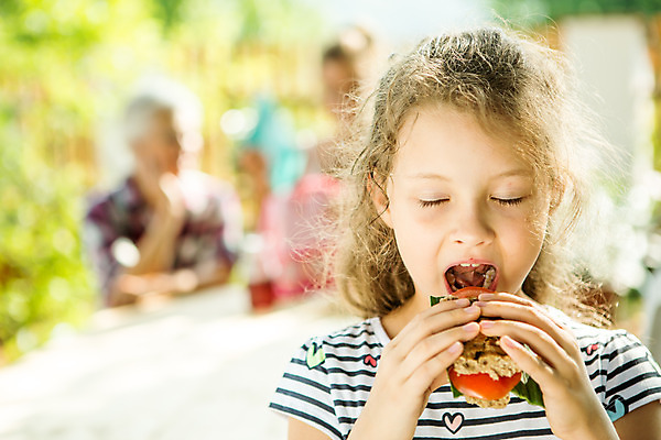 포토 JPG 주간 서양인 외국인 응시 여자 할머니 어린이 빵 가족 엄마 손녀 대가족 샌드위치 서기 사람 앉기 상반신 20대 성인 야외 앞모습 아웃포커스 캐주얼 세명 여름 금발 눈감음 식사 화목 가족라이프 60대 먹기 즐거움 체코 국내포토 자연요소 라이프스타일 헤어스타일 시선 옷 계절 노년 감정 유럽 음식 뷰포인트 컨셉 관계 모션 촬영기법 인종 청년 손주 파일형식