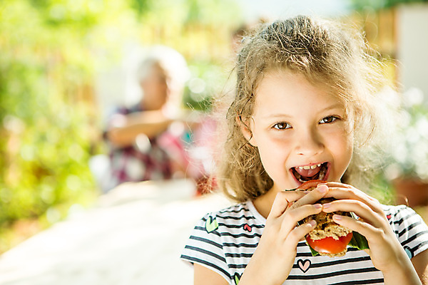 포토 JPG 주간 서양인 외국인 응시 여자 할머니 어린이 빵 가족 엄마 손녀 대가족 샌드위치 서기 미소 사람 앉기 상반신 20대 성인 야외 앞모습 아웃포커스 캐주얼 세명 여름 금발 식사 화목 가족라이프 60대 먹기 즐거움 체코 국내포토 자연요소 라이프스타일 헤어스타일 시선 옷 계절 노년 감정 유럽 음식 뷰포인트 컨셉 관계 모션 촬영기법 표정 인종 청년 손주 파일형식