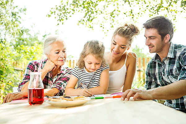 포토 JPG 주간 서양인 외국인 응시 여자 남자 할머니 어린이 가족 엄마 색연필 대가족 미술 미소 사람 앉기 여러명 상반신 20대 성인 야외 앞모습 캐주얼 여름 30대 금발 화목 백발 가족라이프 그리기 아빠 60대 즐거움 체코 국내포토 자연요소 라이프스타일 헤어스타일 시선 옷 계절 노년 감정 유럽 뷰포인트 다수 컨셉 관계 모션 문화예술 학용품 표정 인종 청년 장년 파일형식