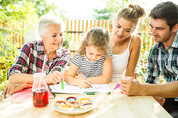 포토 JPG 주간 서양인 외국인 응시 여자 남자 할머니 어린이 가족 엄마 색연필 대가족 미술 미소 사람 앉기 여러명 상반신 20대 성인 야외 앞모습 캐주얼 여름 30대 금발 화목 백발 가족라이프 그리기 아빠 60대 즐거움 체코 국내포토 자연요소 라이프스타일 헤어스타일 시선 옷 계절 노년 감정 유럽 뷰포인트 다수 컨셉 관계 모션 문화예술 학용품 표정 인종 청년 장년 파일형식
