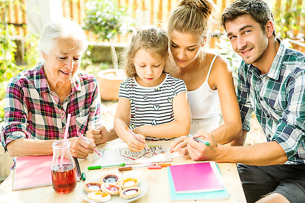 포토 JPG 주간 서양인 외국인 응시 여자 남자 할머니 어린이 가족 엄마 색연필 대가족 미술 미소 사람 앉기 여러명 상반신 20대 성인 야외 앞모습 캐주얼 여름 30대 금발 화목 백발 가족라이프 그리기 아빠 60대 즐거움 체코 국내포토 자연요소 라이프스타일 헤어스타일 시선 옷 계절 노년 감정 유럽 뷰포인트 다수 컨셉 관계 모션 문화예술 학용품 표정 인종 청년 장년 파일형식