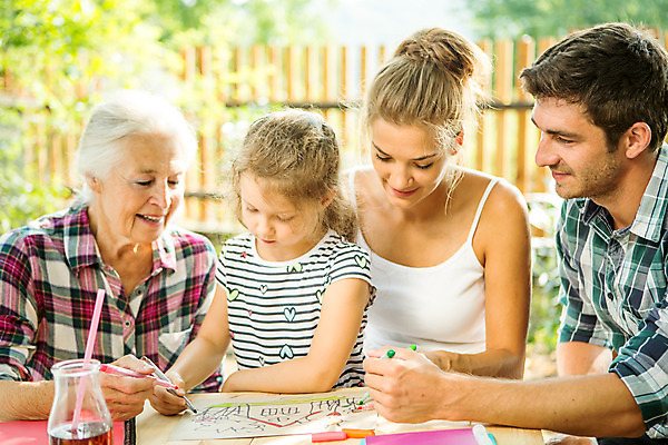 포토 JPG 주간 서양인 외국인 응시 여자 남자 할머니 어린이 가족 엄마 색연필 대가족 미술 미소 사람 앉기 여러명 상반신 20대 성인 야외 앞모습 캐주얼 여름 30대 금발 마주보기 화목 백발 가족라이프 그리기 아빠 60대 즐거움 체코 국내포토 자연요소 라이프스타일 헤어스타일 시선 옷 계절 노년 감정 유럽 뷰포인트 다수 컨셉 관계 모션 문화예술 학용품 표정 인종 청년 장년 파일형식