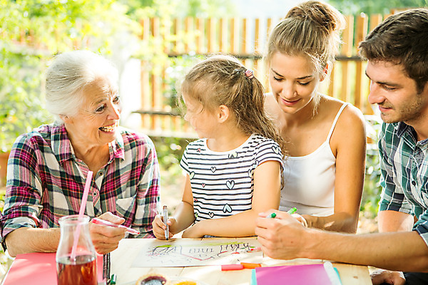 포토 JPG 주간 서양인 외국인 응시 여자 남자 할머니 어린이 가족 엄마 색연필 대가족 미술 미소 사람 앉기 여러명 상반신 20대 성인 야외 앞모습 캐주얼 여름 30대 금발 마주보기 화목 백발 가족라이프 그리기 아빠 60대 즐거움 체코 국내포토 자연요소 라이프스타일 헤어스타일 시선 옷 계절 노년 감정 유럽 뷰포인트 다수 컨셉 관계 모션 문화예술 학용품 표정 인종 청년 장년 파일형식
