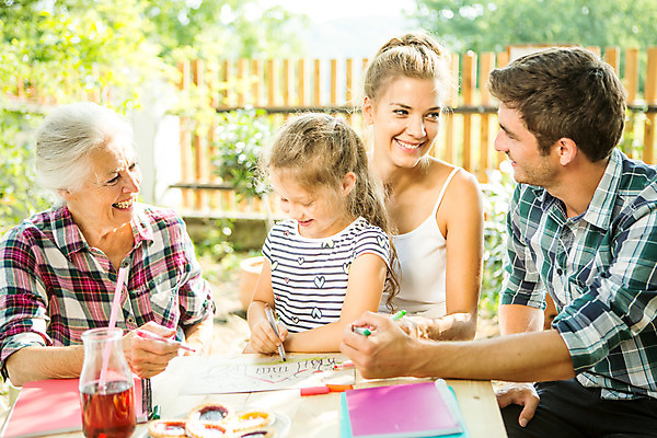 포토 JPG 주간 서양인 외국인 응시 여자 남자 할머니 어린이 가족 엄마 색연필 대가족 미술 미소 사람 앉기 여러명 상반신 20대 성인 야외 앞모습 캐주얼 여름 30대 금발 마주보기 화목 백발 가족라이프 그리기 아빠 60대 즐거움 체코 국내포토 자연요소 라이프스타일 헤어스타일 시선 옷 계절 노년 감정 유럽 뷰포인트 다수 컨셉 관계 모션 문화예술 학용품 표정 인종 청년 장년 파일형식