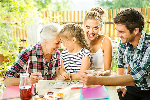 포토 JPG 주간 서양인 외국인 응시 여자 남자 할머니 어린이 가족 엄마 색연필 대가족 미술 미소 사람 앉기 여러명 상반신 20대 성인 야외 앞모습 캐주얼 여름 30대 금발 마주보기 화목 백발 가족라이프 그리기 아빠 60대 즐거움 체코 이마맞대기 국내포토 자연요소 라이프스타일 헤어스타일 시선 옷 계절 노년 감정 유럽 뷰포인트 다수 컨셉 관계 모션 문화예술 학용품 표정 인종 청년 장년 얼굴맞대기 파일형식