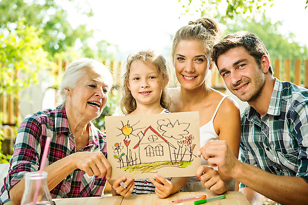 포토 JPG 주간 서양인 외국인 응시 여자 남자 할머니 어린이 가족 엄마 색연필 대가족 주택 미술 미소 사람 앉기 여러명 상반신 20대 야외 앞모습 캐주얼 여름 30대 금발 화목 백발 가족라이프 아빠 즐거움 그림 체코 국내포토 자연요소 라이프스타일 헤어스타일 시선 옷 계절 노년 감정 유럽 뷰포인트 다수 컨셉 관계 모션 문화예술 학용품 표정 인종 청년 건물 장년 파일형식