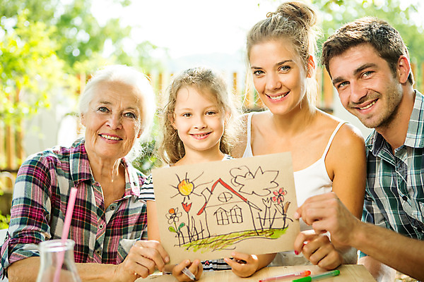 포토 JPG 주간 서양인 외국인 응시 여자 남자 할머니 어린이 가족 엄마 색연필 대가족 주택 미술 미소 사람 앉기 여러명 상반신 20대 야외 앞모습 캐주얼 여름 30대 금발 화목 백발 가족라이프 아빠 즐거움 그림 체코 국내포토 자연요소 라이프스타일 헤어스타일 시선 옷 계절 노년 감정 유럽 뷰포인트 다수 컨셉 관계 모션 문화예술 학용품 표정 인종 청년 건물 장년 파일형식