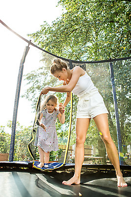 포토 JPG 주간 전신 서양인 외국인 여자 딸 어린이 로우앵글 가족 놀이 모녀 엄마 서기 사람 20대 성인 야외 두명 캐주얼 여름 금발 화목 가족라이프 즐거움 체코 여자만 국내포토 자연요소 라이프스타일 헤어스타일 옷 계절 감정 유럽 뷰포인트 컨셉 관계 모션 인종 청년 파일형식