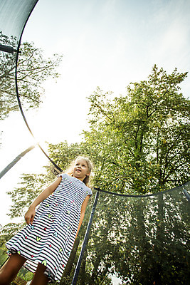 포토 JPG 주간 서양인 외국인 여자 어린이 로우앵글 놀이 하늘 한명 서기 미소 사람 소녀 상반신 야외 앞모습 캐주얼 여름 금발 즐거움 체코 소녀한명만 국내포토 자연요소 1 헤어스타일 옷 계절 감정 유럽 뷰포인트 모션 표정 인종 여자한명만 소녀만 파일형식