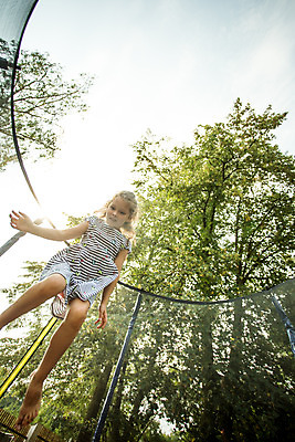 포토 JPG 주간 전신 서양인 외국인 여자 어린이 로우앵글 놀이 하늘 한명 미소 사람 소녀 야외 앞모습 캐주얼 여름 금발 점프 즐거움 체코 소녀한명만 국내포토 자연요소 1 헤어스타일 옷 계절 감정 유럽 뷰포인트 모션 표정 인종 여자한명만 소녀만 파일형식