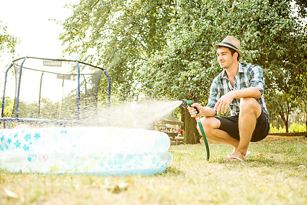 포토 JPG 주간 전신 서양인 외국인 모자 남자 물놀이 한명 사람 앉기 성인 야외 옆모습 캐주얼 물 여름 30대 풀장 수영 즐거움 체코 물뿌리기 국내포토 자연요소 1 잡화 옷 계절 감정 유럽 뷰포인트 모션 놀이 수영장 인종 장년 수상스포츠 파일형식