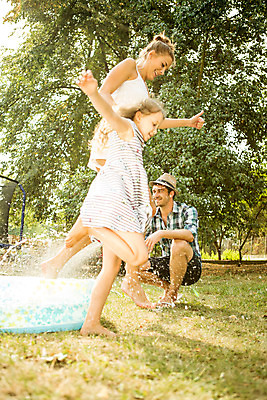 포토 JPG 주간 전신 서양인 외국인 여자 남자 딸 어린이 로우앵글 가족 물놀이 놀이 엄마 대가족 미소 사람 20대 야외 옆모습 캐주얼 세명 물 여름 30대 금발 풀장 점프 수영 화목 가족라이프 아빠 즐거움 체코 국내포토 자연요소 라이프스타일 헤어스타일 옷 계절 감정 유럽 뷰포인트 컨셉 관계 모션 수영장 표정 인종 청년 장년 수상스포츠 파일형식